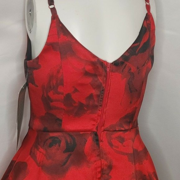 Floral Satin Sleeveless Red Dress - Picture 5 of 11